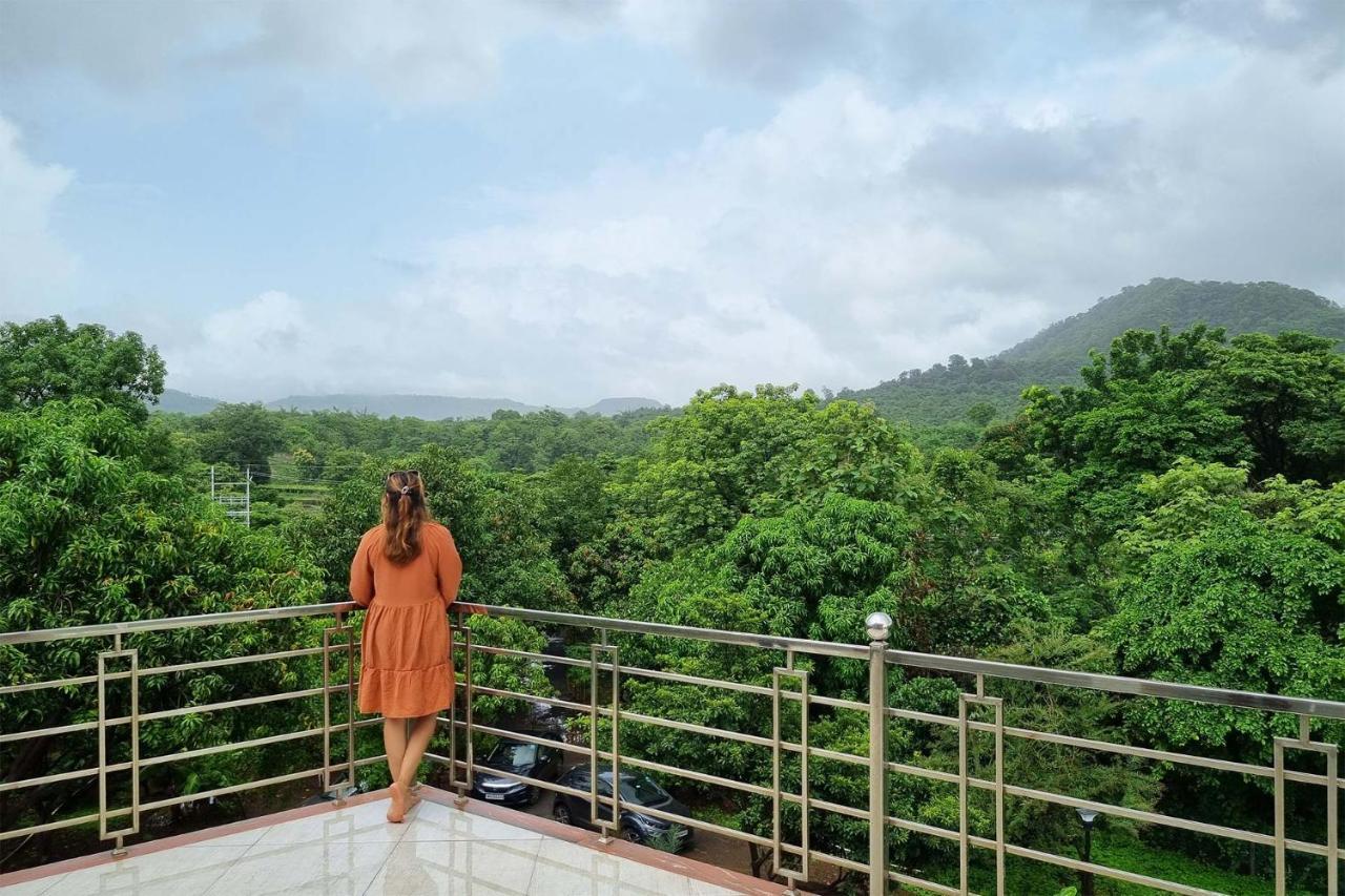 Aqua & Sage By Stayvista - Riverside Villa With Pool & Terrace Karjat Eksteriør billede
